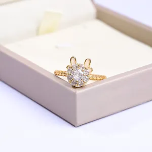 Anillo de conejo dorado con cristal brillante y banda tejida en caja de regalo