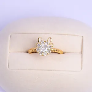 Anillo ajustable de oro con flor de cristal y orejas de conejo en caja de terciopelo