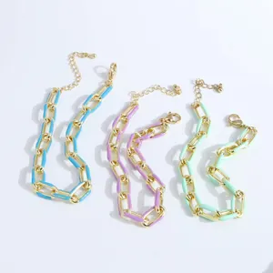Détail de bracelets gourmette dorés 18K avec maillons émaillés bleu, violet et vert menthe