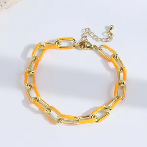 Détail du bracelet chaîne plaqué or 18K avec émail orange vif et fermoir mousqueton robuste