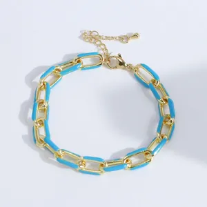 Détail d'un bracelet à maillons dorés 18K avec des mailles rectangulaires en émail bleu