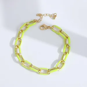 Vue macro du bracelet chaîne épaisse plaqué or 18K avec lien émail jaune néon et fermoir