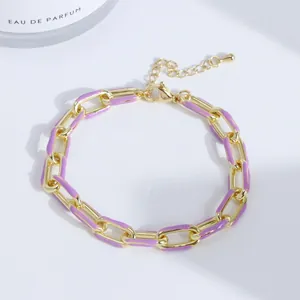 Vue détaillée du bracelet à chaîne épaisse plaqué or 18 carats avec émail violet