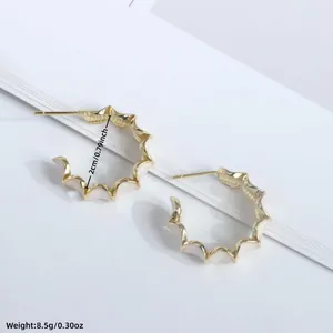Boucles d'oreilles créoles dorées 18K ondulées avec émail blanc et diamètre de 2 cm