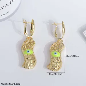 Pendientes de ojo de la suerte bañados en oro 18K con forma de cacahuete y textura