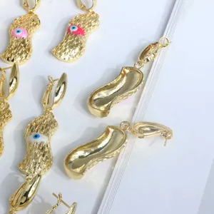 Pendientes de cacahuete chapados en oro de 18K con ojos turcos en azul, rosa y rojo