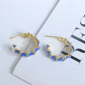 Créoles plaquées or 18 carats avec bords ondulés en émail bleu et style vintage chic