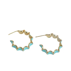 Boucles d'oreilles créoles plaquées or 18K avec émail bleu clair et design ondulé