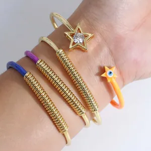 Bracelet jonc ouvert plaqué or 18K avec œil porte-bonheur et étoiles en émail coloré