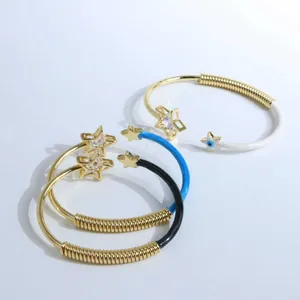 Bracelet jonc ouvert plaqué or 18 carats avec étoiles et émail coloré élégant