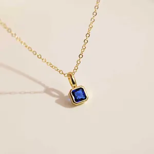Détail du pendentif en zircon bleu carré sur une chaîne plaquée or 18 carats élégante