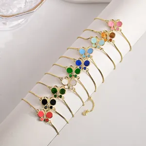 Bracelets en chaîne dorée ajustable avec papillons en émail coloré et détails micro-zircon