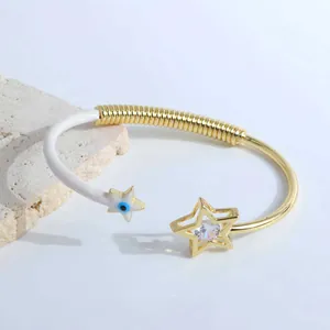 Détail macro du bracelet œil protecteur plaqué or 18K avec étoile et zircon incrusté