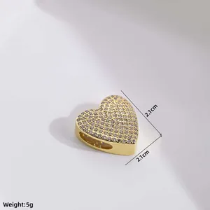 Makroaufnahme der 2,1 cm Herz-Anhänger mit Zirkonia-Pflasterung und seitlicher Öffnung