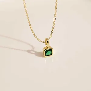Détail d'un collier plaqué or 18 carats avec un pendentif en zircon vert coupe carrée