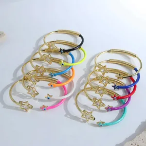 Gros plan de bracelets étoile en plaqué or 18K multicolores avec détails en zircon