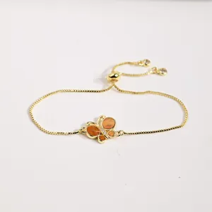 Détail du bracelet papillon doré ajustable avec émail orange et incrustation de zircons