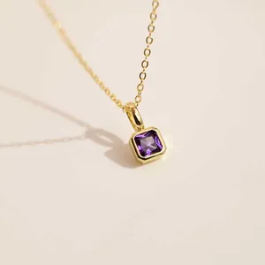 Collier plaqué or 18k avec pendentif en zircon violet carré sur fond beige