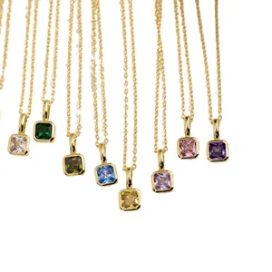 Collection de colliers de naissance plaqués or 18 carats avec pendentifs en zircon carrés