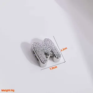 Makro-Detail des Zirkonia Buchstabe M Anhängers mit 2,2 cm Höhe und 6 g Gewichtsanzeige