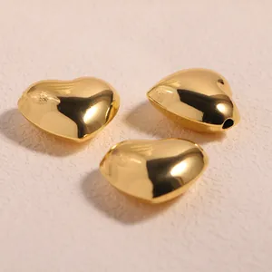 Makroaufnahme der 18K vergoldeten Herzanhänger für Schmuck mit poliertem Finish