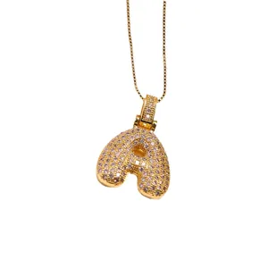 Collier doré avec pendentif lettre A style bubble orné de zircons cubiques brillants