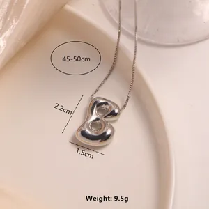 Collier avec pendentif numéro 8 en argent poli sur une chaîne élégante avec dimensions