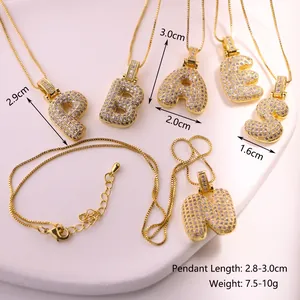 Collier avec pendentif lettre dorée bombée serti de zircons brillants pour femme