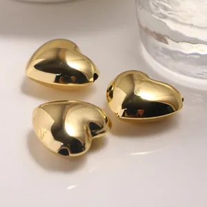 Makroaufnahme von drei 18K vergoldeten Herz-Abstandshalterperlen für DIY-Schmuck
