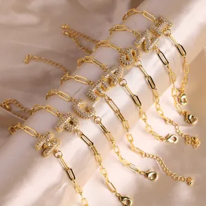 Bracelet chaîne trombone doré avec pendentifs lettres en zircon brillant et fermoir réglable