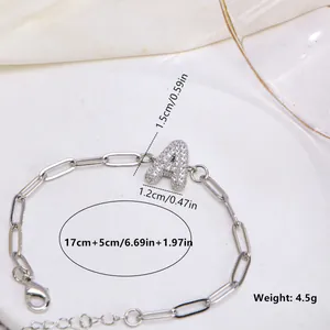 Vue détaillée du bracelet chaîne trombone argenté avec pendentif lettre A en zircon