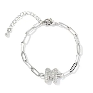 Vue détaillée du bracelet chaîne trombone argenté avec pendentif lettre M pavé de zircons