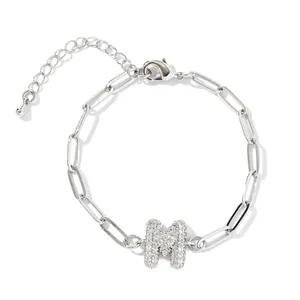 Bracelet chaîne en argent ajustable avec un pendentif lettre M serti de zircons brillants