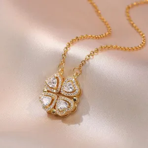 Collier trèfle doré avec feuilles en forme de cœur et zircons brillants sur satin