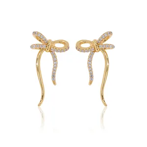 Orecchini a fiocco in rame placcato oro 18k con micro pavé di pietre in zircone bianco