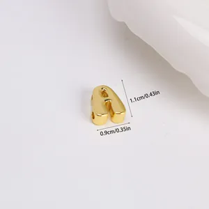 Makroaufnahme von vergoldeter Buchstabe A Perle für DIY-Schmuck 1,1 cm Höhe