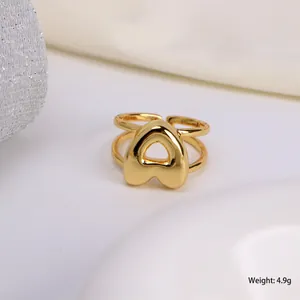 Macro-detail van 18K gouden ballon hartring met dubbellaags open verstelbaar ontwerp