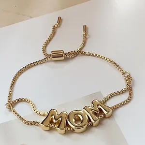 Detail eines 18k Gold MOM Armband mit verstellbarer venezianischer Box-Kette