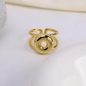 Gedetailleerd zicht op gepolijste goudkleurige dubbele verstelbare ring met bubbelmotief