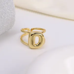 Detail van gouden letter D-ring met een verstelbaar dubbellaags bandontwerp