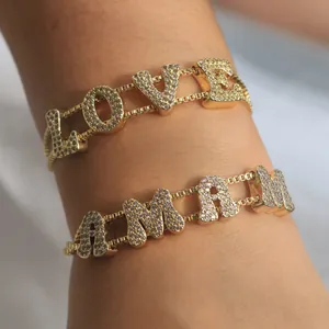 Details goldener Armbänder mit Zirkonia-Buchstabenanhängern LOVE und MAMA Motiv