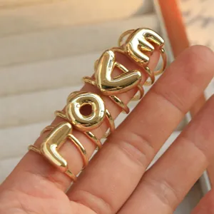 Stapelbare messing ringen met LOVE-letters in gepolijst goud voor dames, 4-delig