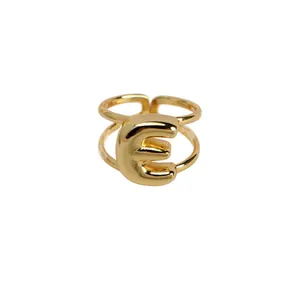 Verstelbare gouden dubbellaagse messing ring met letter E en gepolijste metalen afwerking