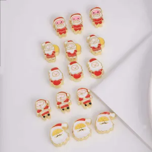Detailansicht der bunten Emaille-Weihnachtsmann-Anhänger für DIY-Schmuck und Armbänder