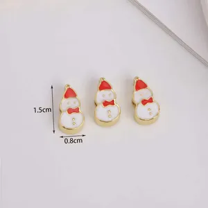 Detailansicht von drei Emaille-Schneemann-Anhängern, Höhe 1,5 cm und Breite 0,8 cm