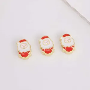 Detailansicht von drei Emaille-Weihnachtsmann-Anhängern für festlichen DIY-Schmuck