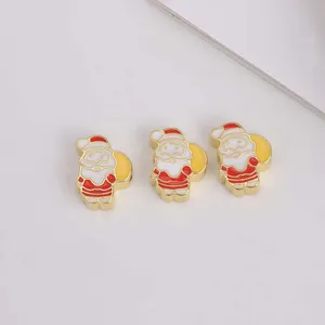 Nahaufnahme von drei Weihnachtsmann-Emaille-Anhängern mit Vergoldung für DIY-Schmuck