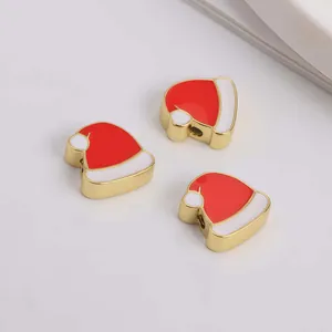 Detailansicht der rot-weißen Emaille-Weihnachtsmützen-Anhänger für DIY-Schmuck