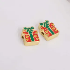 Detail der Emaille Weihnachtsgeschenk-Perle mit grüner Schleife für Charm-Armbänder