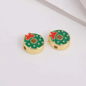 Makroansicht von Weihnachtskranz-Anhängern mit roten Schleifen für DIY-Schmuckdesigns
